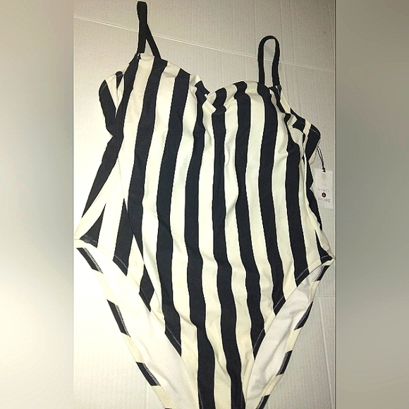 ~NWT~SHADE & SHORE~Juniors Plus 17 Black/White High Leg Cheeky Swimsuit~Nice - Picture 11 of 15